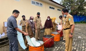 Dinas Kependudukan dan Pencatatan Sipil Kabupaten Luwu Timur menggandeng Inspektorat, Dinas Pengelolaan Keuangan dan Aset Daerah serta Dinas Perpustakaan dan Kearsipan melakukan pemusnahan BMD di belakang Kantor Disdukcapil, Selasa (08/02/2022).