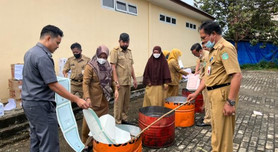 Dinas Kependudukan dan Pencatatan Sipil Kabupaten Luwu Timur menggandeng Inspektorat, Dinas Pengelolaan Keuangan dan Aset Daerah serta Dinas Perpustakaan dan Kearsipan melakukan pemusnahan BMD di belakang Kantor Disdukcapil, Selasa (08/02/2022).