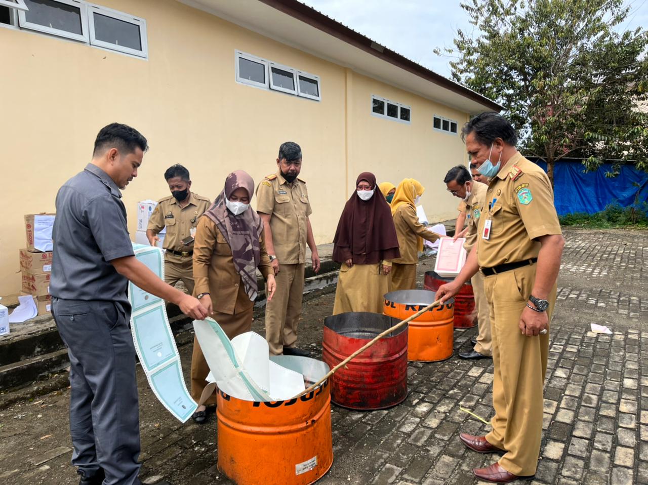 Dinas Kependudukan dan Pencatatan Sipil Kabupaten Luwu Timur menggandeng Inspektorat, Dinas Pengelolaan Keuangan dan Aset Daerah serta Dinas Perpustakaan dan Kearsipan melakukan pemusnahan BMD di belakang Kantor Disdukcapil, Selasa (08/02/2022).