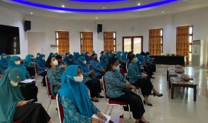 TP PKK Kabupaten Luwu Timur dan Kecamatan mengikuti pembekalan Kader PKK Pro Sehat Kendali Covid 19 secara virtual, di Aula Rumah Jabatan (Rujab) Bupati Lutim, Selasa (08/02/2022).