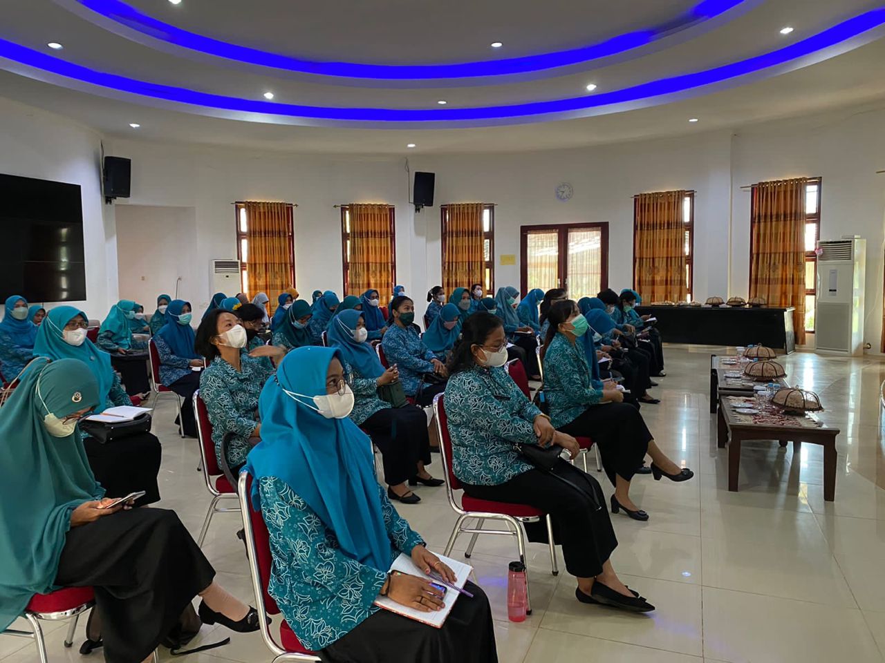 TP PKK Kabupaten Luwu Timur dan Kecamatan mengikuti pembekalan Kader PKK Pro Sehat Kendali Covid 19 secara virtual, di Aula Rumah Jabatan (Rujab) Bupati Lutim, Selasa (08/02/2022).