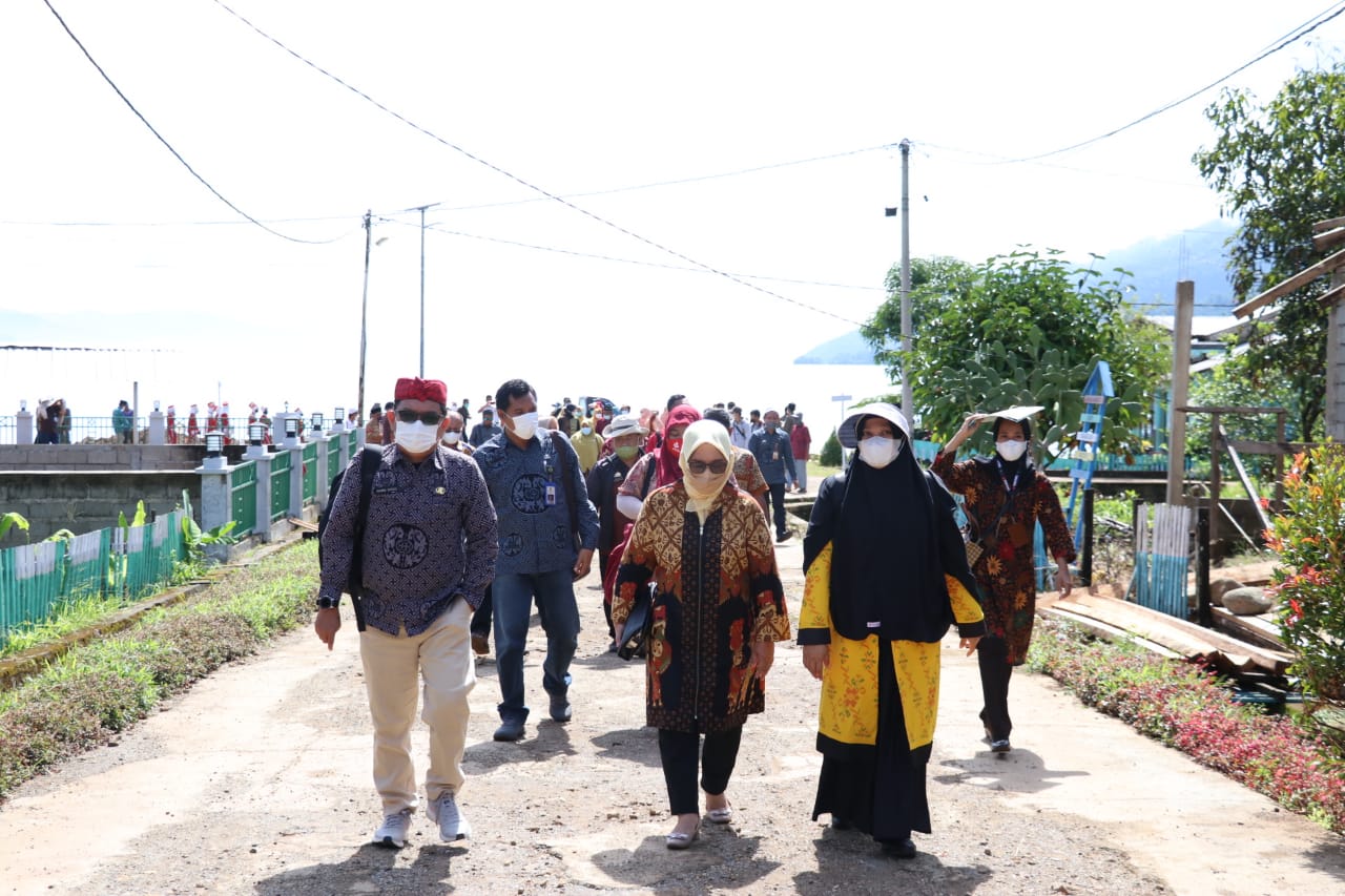 Asisten Pemerintahan dan Kesejahteraan Rakyat (Kesra), Aini Endis Anrika melakukan kunjungan kerja di Desa Matano, Kecamatan Nuha, Kamis (10/02/2022).