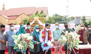 Bupati Luwu Timur (Lutim), H. Budiman didampingi Ketua Tim Penggerak PKK, Hj. Sufriaty, Sekertaris Daerah (Sekda) Lutim, H. Bahri Suli, Forum Komunikasi Pimpinan Daerah (Forkopimda) Lutim, Perwakilan Manajemen PT. Vale Indonesia, melakukan pemotongan pita sebagai tanda peresmian Ruang Terbuka Hijau (RTH) Magani Park di Kelurahan Magani, Kecamatan Nuha, Jumat (11/02/2022).