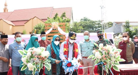 Bupati Luwu Timur (Lutim), H. Budiman didampingi Ketua Tim Penggerak PKK, Hj. Sufriaty, Sekertaris Daerah (Sekda) Lutim, H. Bahri Suli, Forum Komunikasi Pimpinan Daerah (Forkopimda) Lutim, Perwakilan Manajemen PT. Vale Indonesia, melakukan pemotongan pita sebagai tanda peresmian Ruang Terbuka Hijau (RTH) Magani Park di Kelurahan Magani, Kecamatan Nuha, Jumat (11/02/2022).