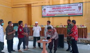 Staf Ahli Pembangunan Kabupaten Luwu Timur, Rapiuddin Thahir, mewakili Bupati Luwu Timur bersama Anggota DPRD Lutim, Sarkawi A. Hamid, Badawi Alwi, Heriyanti Harun dan K.H. Suardi Ismail melaksanakan kegiatan Musyawarah Rencana Pembangunan (Musrenbang) dalam rangka Penyusunan Dokumen Rencana Kerja Pemerintah Daerah (RKPD) Tahun 2023 tingkat Kecamatan Burau, Jumat (11/02/2022).