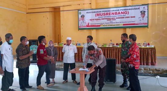 Staf Ahli Pembangunan Kabupaten Luwu Timur, Rapiuddin Thahir, mewakili Bupati Luwu Timur bersama Anggota DPRD Lutim, Sarkawi A. Hamid, Badawi Alwi, Heriyanti Harun dan K.H. Suardi Ismail melaksanakan kegiatan Musyawarah Rencana Pembangunan (Musrenbang) dalam rangka Penyusunan Dokumen Rencana Kerja Pemerintah Daerah (RKPD) Tahun 2023 tingkat Kecamatan Burau, Jumat (11/02/2022).