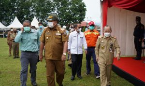 Tampak Abdul Hayat Gani Sekretaris Daerah Provinsi Sulawesi Selatan pada Upacara penutupan Bulan Keselamatan dan Kesehatan Kerja (K3) Tingkat Provinsi Sulawesi Selatan Tahun 2022 di Kabupaten Luwu Timur di lapangan Persesos Sorowako, Kecamatan Nuha, Sabtu (12/02/2022).