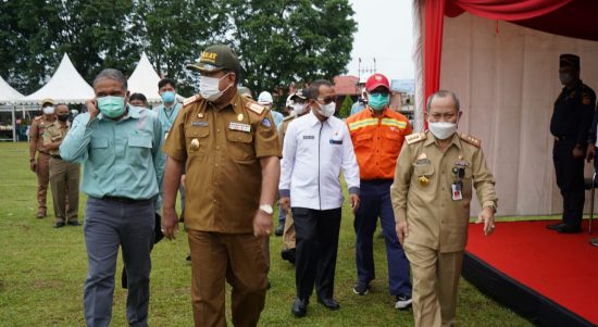 Tampak Abdul Hayat Gani Sekretaris Daerah Provinsi Sulawesi Selatan pada Upacara penutupan Bulan Keselamatan dan Kesehatan Kerja (K3) Tingkat Provinsi Sulawesi Selatan Tahun 2022 di Kabupaten Luwu Timur di lapangan Persesos Sorowako, Kecamatan Nuha, Sabtu (12/02/2022).