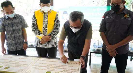 Bupati Luwu Timur, H. Budiman meresmikan Rumah Mess Kejaksaan Negeri Luwu Timur dan Rumah Jabatan Ketua Pengadilan Negeri (PN) Malili di Baruga Landmark Luwu Timur, Minggu (13/02/2022), yang ditandai dengan penandatanganan prasasti.