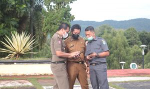 Satuan Polisi Pamong Praja melakukan Razia pengecekan Aplikasi Game (Judi Online) di barisan apel kepada seluruh Aparatur Sipil Negara (PNS) dan Pegawai Honorer yang hadir, Senin (14/02/2022).