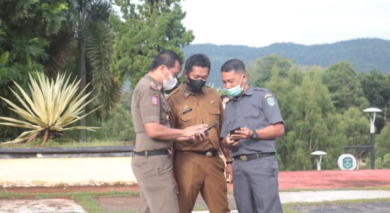 Satuan Polisi Pamong Praja melakukan Razia pengecekan Aplikasi Game (Judi Online) di barisan apel kepada seluruh Aparatur Sipil Negara (PNS) dan Pegawai Honorer yang hadir, Senin (14/02/2022).