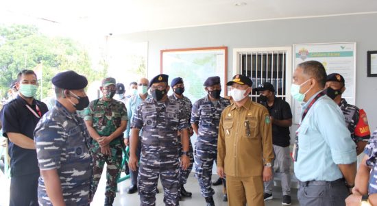 Rombongan DANLANTAMAL VI disambut Bupati Luwu Timur, H. Budiman bersama Managemen PT. Vale, Endra Kusuma beserta jajaran di Bandara Sorowako, Kecamatan Nuha, Senin (14/02/2022).