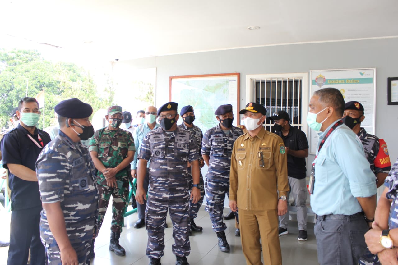 Rombongan DANLANTAMAL VI disambut Bupati Luwu Timur, H. Budiman bersama Managemen PT. Vale, Endra Kusuma beserta jajaran di Bandara Sorowako, Kecamatan Nuha, Senin (14/02/2022).