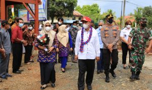 Bupati Luwu Timur melanjutkan kunjungannya ke lima desa terakhir yang ada di Kecamatan Towuti, yakni Desa Mahalona, Libukan Mandiri, Kalosi, Buangin, dan Desa Tole sembari juga melakukan Jumat Berbagi ke masyarakat yang membutuhkan, jum'at (18/2/22).