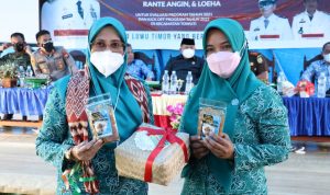 Hj. Sufriaty Budiman bersama PKK Desa Bantilang memperkenalkan olahan pangan abon ikan buttini, kamis (17/2/22).