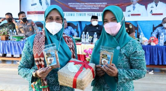 Hj. Sufriaty Budiman bersama PKK Desa Bantilang memperkenalkan olahan pangan abon ikan buttini, kamis (17/2/22).