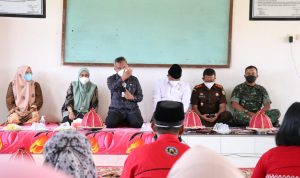 Bupati Luwu Timur, H. Budiman bersama unsur Forkopimda, Ketua TP PKK Lutim, Hj. Sufriaty, Sekda, H. Bahri Suli, para Asisten dan Staf Ahli, para Kepala OPD, dan Camat Towuti, Saenal, menyempatkan mengunjungi SMPN 3 Towuti yang berada di Desa Libukan Mandiri, Kecamatan Towuti, Jumat (18/02/2022).