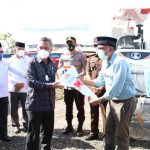 Bupati Luwu Timur menyerahkan 1 unit Combine Harvester dari program PPM-PKPM PT. Vale Indonesia, Tbk. dan menyerahkan 1 unit mobil Ambulance di Mahalona Raya, Jumat (18/02/2022)