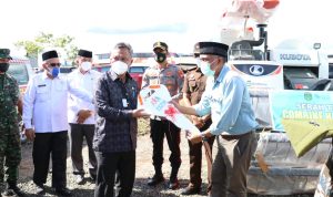 Bupati Luwu Timur menyerahkan 1 unit Combine Harvester dari program PPM-PKPM PT. Vale Indonesia, Tbk. dan menyerahkan 1 unit mobil Ambulance di Mahalona Raya, Jumat (18/02/2022)