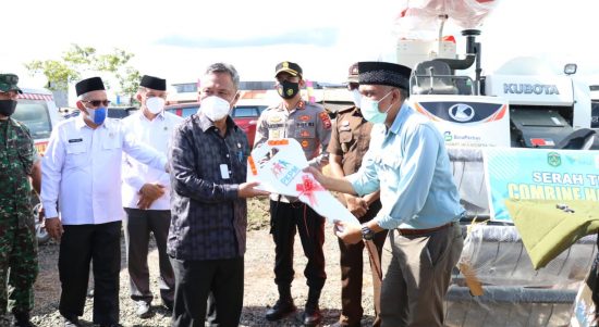 Bupati Luwu Timur menyerahkan 1 unit Combine Harvester dari program PPM-PKPM PT. Vale Indonesia, Tbk. dan menyerahkan 1 unit mobil Ambulance di Mahalona Raya, Jumat (18/02/2022)