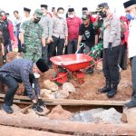 Bupati Luwu Timur, H. Budiman bersama unsur Forkopimda Kabupaten Luwu Timur, melakukan peletakan batu pertama pembangunan Masjid Al-Muhajirin yang berada di poros pekaloa mahalona, Desa Pekaloa, Jumat (18/02/2022).