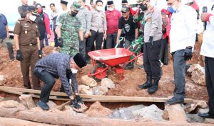 Bupati Luwu Timur, H. Budiman bersama unsur Forkopimda Kabupaten Luwu Timur, melakukan peletakan batu pertama pembangunan Masjid Al-Muhajirin yang berada di poros pekaloa mahalona, Desa Pekaloa, Jumat (18/02/2022).