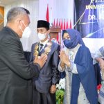 Bupati Luwu Timur, H. Budiman memberikan ucapan selamat kepada Dr. Ir. Annas Boceng, M.Si yang baru saja dilantik menjadi rektor Universitas Andi Djemma (Unanda) Palopo, sabtu (19/2/22).