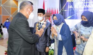 Bupati Luwu Timur, H. Budiman memberikan ucapan selamat kepada Dr. Ir. Annas Boceng, M.Si yang baru saja dilantik menjadi rektor Universitas Andi Djemma (Unanda) Palopo, sabtu (19/2/22).