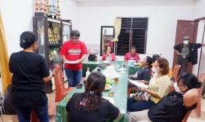 Ketua Umum Lembaga Pengembangan Pesparawi Daerah (LPPD) Kabupaten Luwu Timur, dr. Anna Toding, didampingi Sekretaris Umum, Harun Siang, S.Th, pada rapat persiapan Pesparawi Nasional, Jumat (18/02/2022) di Malili.