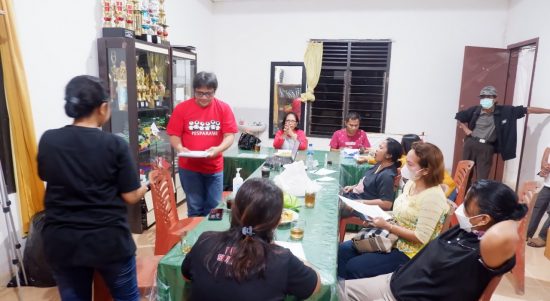 Ketua Umum Lembaga Pengembangan Pesparawi Daerah (LPPD) Kabupaten Luwu Timur, dr. Anna Toding, didampingi Sekretaris Umum, Harun Siang, S.Th, pada rapat persiapan Pesparawi Nasional, Jumat (18/02/2022) di Malili.