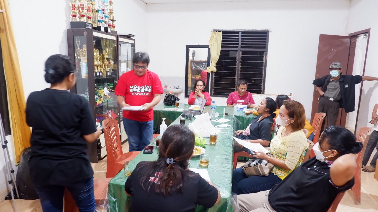 Ketua Umum Lembaga Pengembangan Pesparawi Daerah (LPPD) Kabupaten Luwu Timur, dr. Anna Toding, didampingi Sekretaris Umum, Harun Siang, S.Th, pada rapat persiapan Pesparawi Nasional, Jumat (18/02/2022) di Malili.