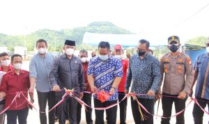 Kepala Dinas Perdagangan, Koperasi, Usaha Kecil dan Menengah (Disdakop-UKM), Senfry Oktavianus, mewakili Bupati Luwu Timur, didampingi Ketua DPRD Lutim, Aripin, Kapolres Lutim, AKBP Silvester Mangombo Marusaha Simamora, meresmikan Pabrik Kelapa Sawit PT. Teguh Wira Pratama yang ditandai dengan pengguntingan pita di Pabrik PT. Teguh Wira Pratama Desa Watangpanua, Kecamatan Angkona, Minggu (20/02/2022).
