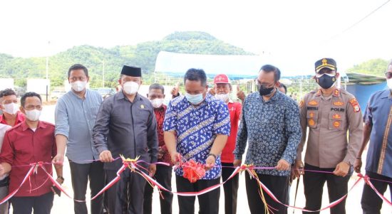 Kepala Dinas Perdagangan, Koperasi, Usaha Kecil dan Menengah (Disdakop-UKM), Senfry Oktavianus, mewakili Bupati Luwu Timur, didampingi Ketua DPRD Lutim, Aripin, Kapolres Lutim, AKBP Silvester Mangombo Marusaha Simamora, meresmikan Pabrik Kelapa Sawit PT. Teguh Wira Pratama yang ditandai dengan pengguntingan pita di Pabrik PT. Teguh Wira Pratama Desa Watangpanua, Kecamatan Angkona, Minggu (20/02/2022).