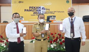 Sekda Bahri Suli saat mewakili Bupati Luwu Timur, mengajak seluruh PNS Pemkab. Luwu Timur untuk melakukan pelaporan SPT Tahunan dengan tepat waktu melalui online atau e-filing di situs djponline.pajak.go.id pada kegiatan Pekan Panutan Pajak Tahun 2022 di Aula Sasana Praja Kantor Bupati, Senin (21/02/2022).