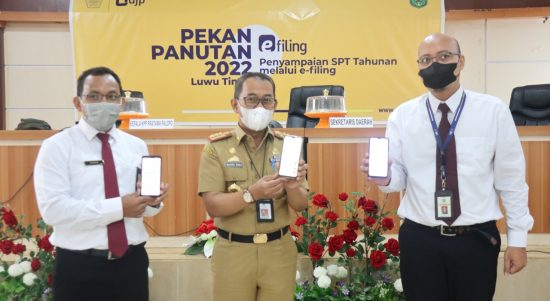 Sekda Bahri Suli saat mewakili Bupati Luwu Timur, mengajak seluruh PNS Pemkab. Luwu Timur untuk melakukan pelaporan SPT Tahunan dengan tepat waktu melalui online atau e-filing di situs djponline.pajak.go.id pada kegiatan Pekan Panutan Pajak Tahun 2022 di Aula Sasana Praja Kantor Bupati, Senin (21/02/2022).