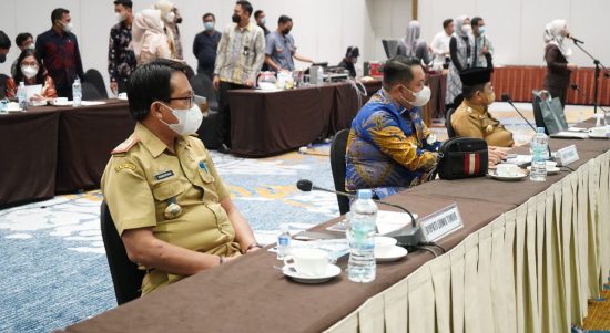 Kepala Badan Keuangan dan Aset Daerah (BKAD), Ramadhan Pirade mengikuti RUPS LB PT. Bank Sulselbar di Jasmine Ballroom Hotel Claro Makassar, Senin (21/02/2022).