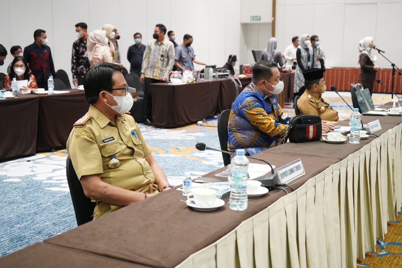 Kepala Badan Keuangan dan Aset Daerah (BKAD), Ramadhan Pirade mengikuti RUPS LB PT. Bank Sulselbar di Jasmine Ballroom Hotel Claro Makassar, Senin (21/02/2022).