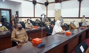 Kepala Dinas Kesehatan, dr. Rosmini Pandin, mewakili Bupati Luwu Timur menghadiri rapat koordinasi (rakor) Penanggulangan Covid-19 serta Percepatan dan Pemenuhan target 100% Vaksinasi Covid-19 yang diselenggarakan oleh Pemerintah Provinsi Sulawesi Selatan di Ruang Rapat Pimpinan Kantor Gubernur Sulawesi Selatan, Selasa (22/02/2022)