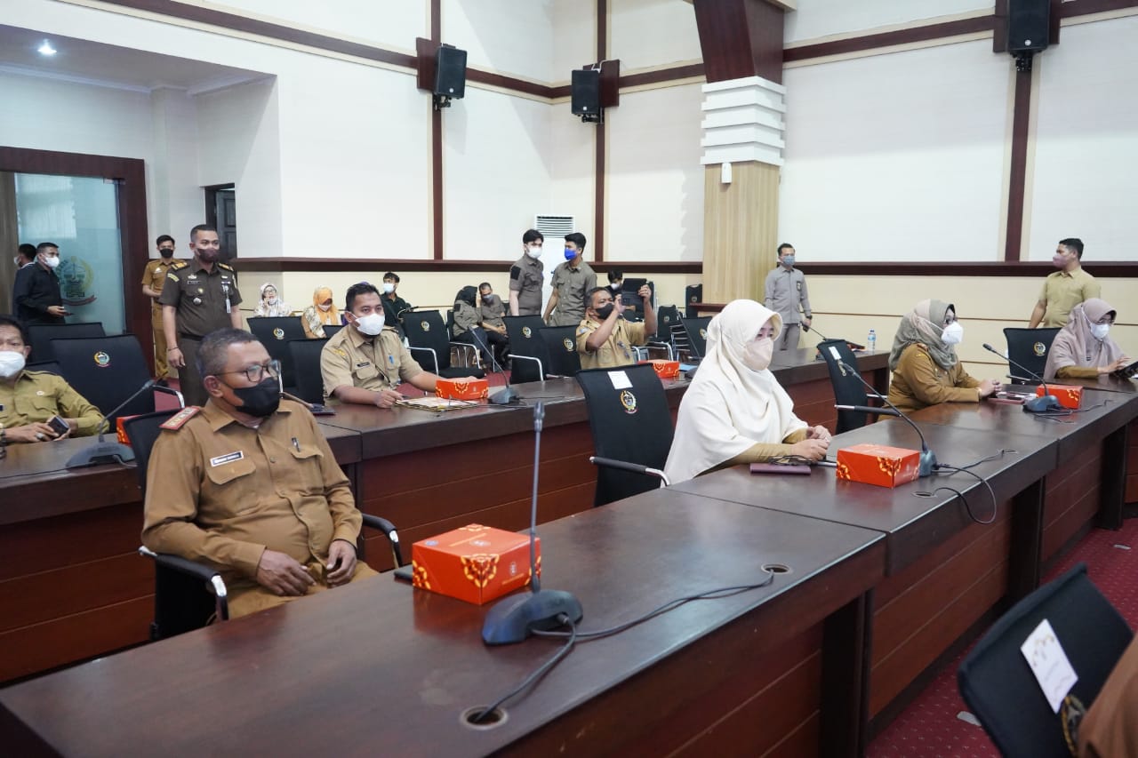 Kepala Dinas Kesehatan, dr. Rosmini Pandin, mewakili Bupati Luwu Timur menghadiri rapat koordinasi (rakor) Penanggulangan Covid-19 serta Percepatan dan Pemenuhan target 100% Vaksinasi Covid-19 yang diselenggarakan oleh Pemerintah Provinsi Sulawesi Selatan di Ruang Rapat Pimpinan Kantor Gubernur Sulawesi Selatan, Selasa (22/02/2022)