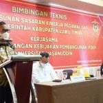 Bupati Luwu Timur, H. Budiman pada saat membawakan sambutan dalam kegiatan Bimbingan Teknis Penyusunan Sasaran Kinerja Pegawai (Bimtek SKP) Tahun 2022 di Hotel Santika Makassar, kamis (24/2/22).