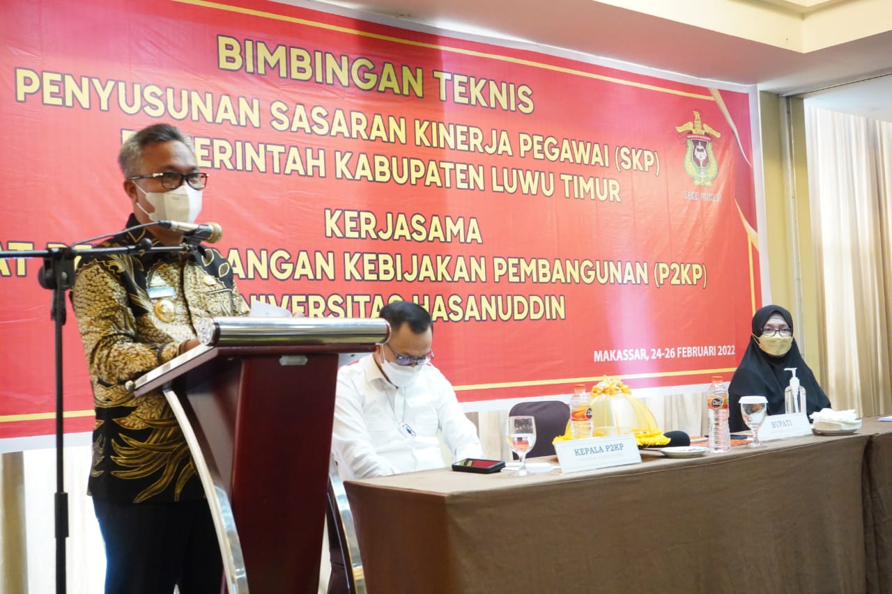 Bupati Luwu Timur, H. Budiman pada saat membawakan sambutan dalam kegiatan Bimbingan Teknis Penyusunan Sasaran Kinerja Pegawai (Bimtek SKP) Tahun 2022 di Hotel Santika Makassar, kamis (24/2/22).