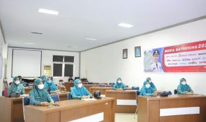 TP PKK Kabupaten Luwu Timur ikuti Kajian Islami dengan bertemakan “Tetap Tenang Hadapi Gelombang Ketiga Covid-19”, secara virtual di Ruang Media Center Diskominfo-SP, Kamis (24/02/2022).