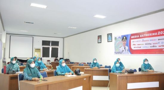 TP PKK Kabupaten Luwu Timur ikuti Kajian Islami dengan bertemakan “Tetap Tenang Hadapi Gelombang Ketiga Covid-19”, secara virtual di Ruang Media Center Diskominfo-SP, Kamis (24/02/2022).