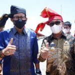 Bupati Luwu Timur, H.Budiman bersama Menteri Pariwisata dan Ekonomi Kreatif, Sandiaga Uno di kegiatan Gerakan Nasional Bangga Buatan Indonesia (BBI) dan Bangga Berwisata di Indonesia (BWI) tahun 2022 di Anjungan Pantai Losari Makassar, Kamis (24/02/2022).