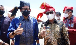 Bupati Luwu Timur, H.Budiman bersama Menteri Pariwisata dan Ekonomi Kreatif, Sandiaga Uno di kegiatan Gerakan Nasional Bangga Buatan Indonesia (BBI) dan Bangga Berwisata di Indonesia (BWI) tahun 2022 di Anjungan Pantai Losari Makassar, Kamis (24/02/2022).
