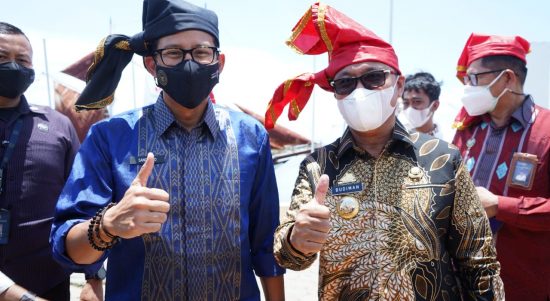 Bupati Luwu Timur, H.Budiman bersama Menteri Pariwisata dan Ekonomi Kreatif, Sandiaga Uno di kegiatan Gerakan Nasional Bangga Buatan Indonesia (BBI) dan Bangga Berwisata di Indonesia (BWI) tahun 2022 di Anjungan Pantai Losari Makassar, Kamis (24/02/2022).