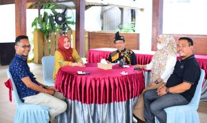 Anggota DPRD kabupaten Luwu timur, Heryanti Harun menghadiri pertemuan dengan Bupati Bombana, H Tafdil dengan ditemani sejumlah anggota DPRD kabupaten Bombana, di rujab bupati bombana, Jum'at (25/2/22).