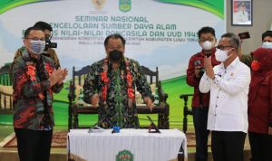 Penandatangan dilakukan Sekretaris Jenderal Mahkamah Konstitusi Republik Indonesia, Prof, Dr. M Guntur Hamzah dan Bupati Luwu Timur, Drs. H. Budiman, di Aula Rujab Bupati Luwu Timur yang disaksikan oleh Yang Mulia Hakim MK, Prof. Dr Arief Hidayat, Jumat (25/02/2022). Penandatanganan ini juga disaksikan secara virtual yang terkoneksi secara nasional.