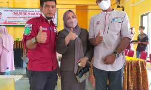 Anggota DPRD Heryanti Harun berswafoto bersama Kepala desa Laro pada saat setelah acara musrenbang di kecamatan burau, jumat (11/2/22).