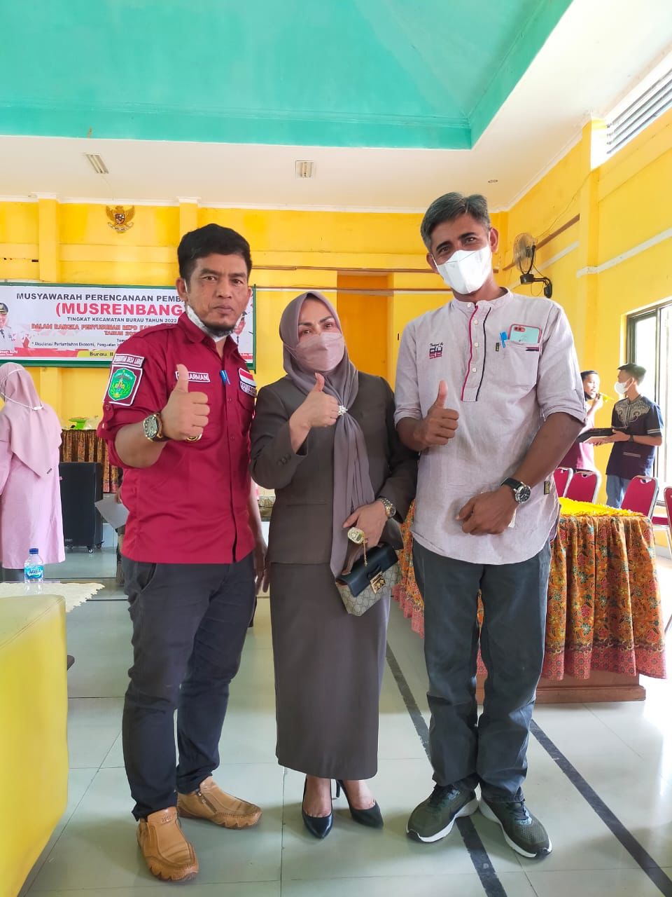 Anggota DPRD Heryanti Harun berswafoto bersama Kepala desa Laro pada saat setelah acara musrenbang di kecamatan burau, jumat (11/2/22).